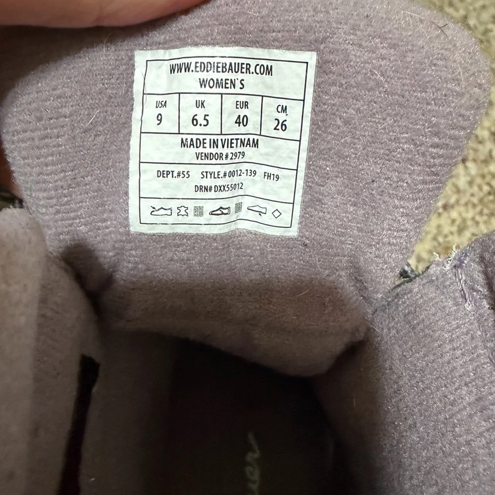 Women's size 9 Eddie Bauer grey white and lilac color Women's Boots, winter boot